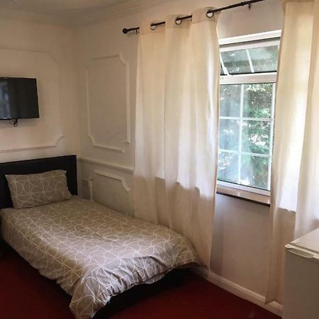 Hatfield Save-Money Rooms - 10Over10 For Price! Eksteriør bilde